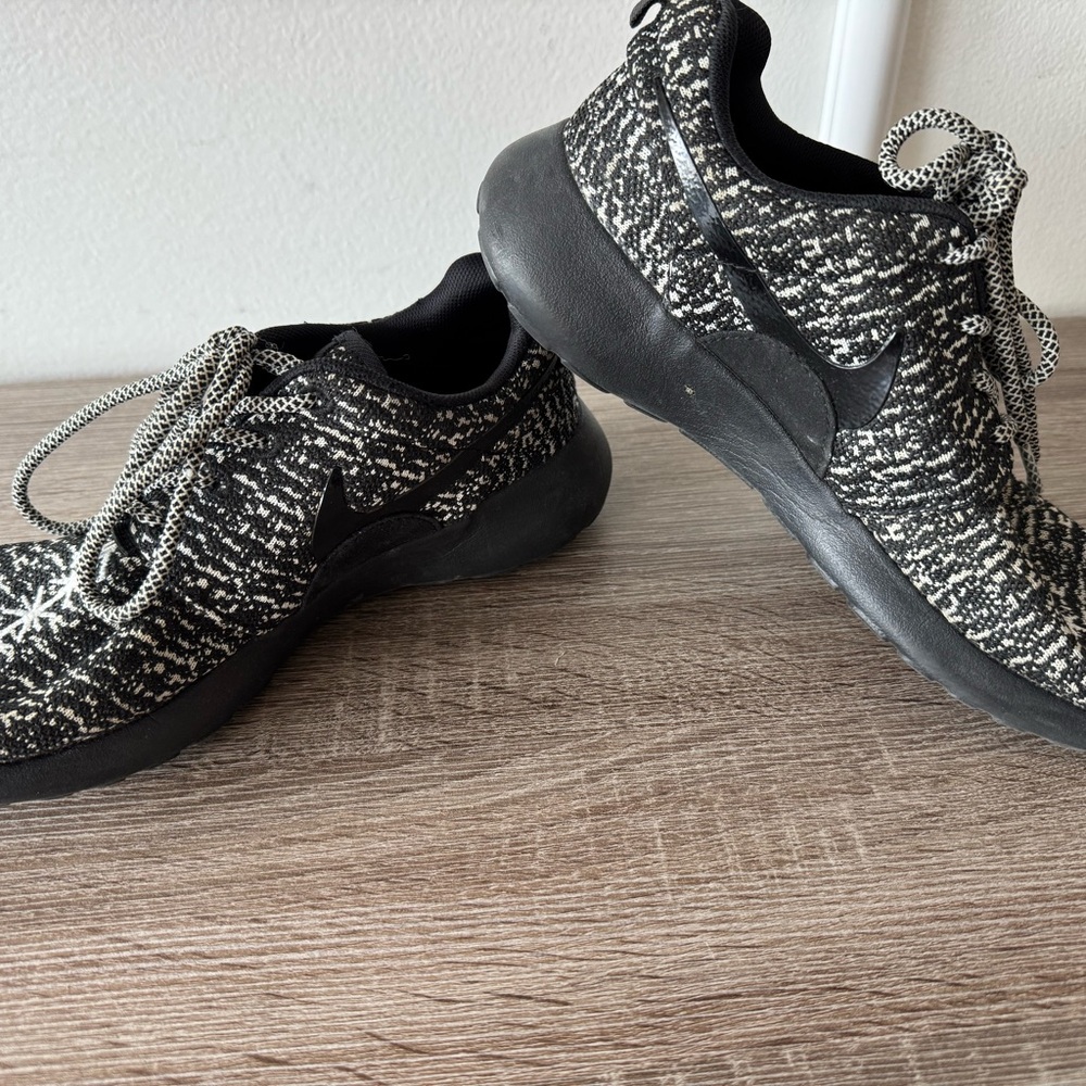 Rare Vintage Women’s Nike Black and White Knit Sneakers So Comfortable!